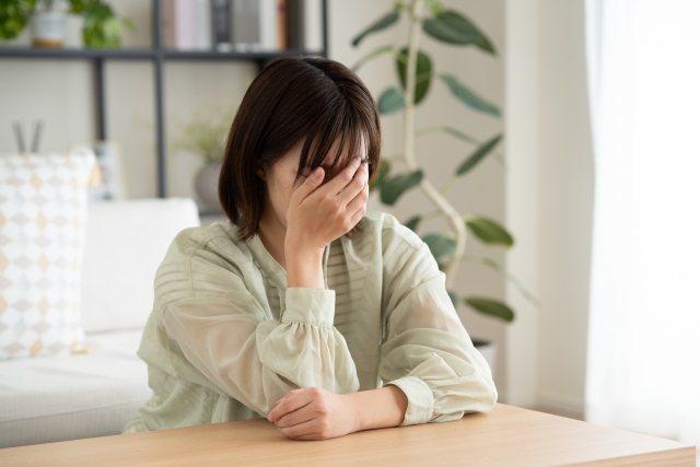 悩む女性