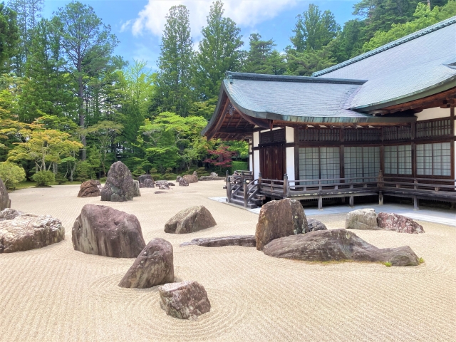 金剛峯寺と蟠龍庭(ばんりゅうてい)