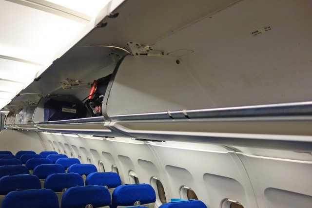 機内