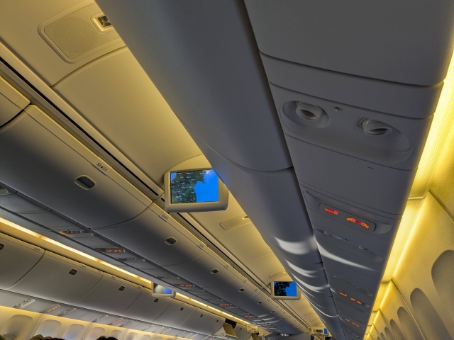 機内