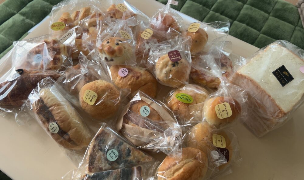 自宅で旅気分を楽しむために取り寄せたrebakeのパン