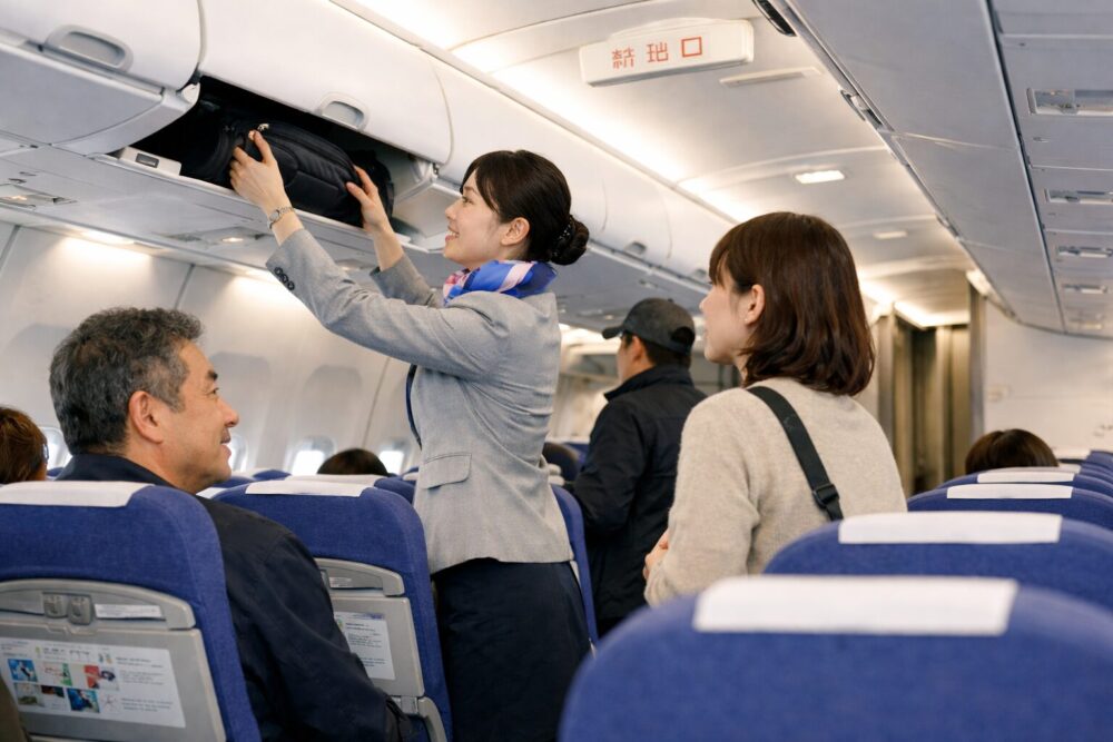 飛行機の荷物棚がいっぱい